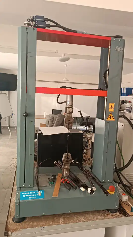 Çekme ve uzama test cihazının bütün görünümü