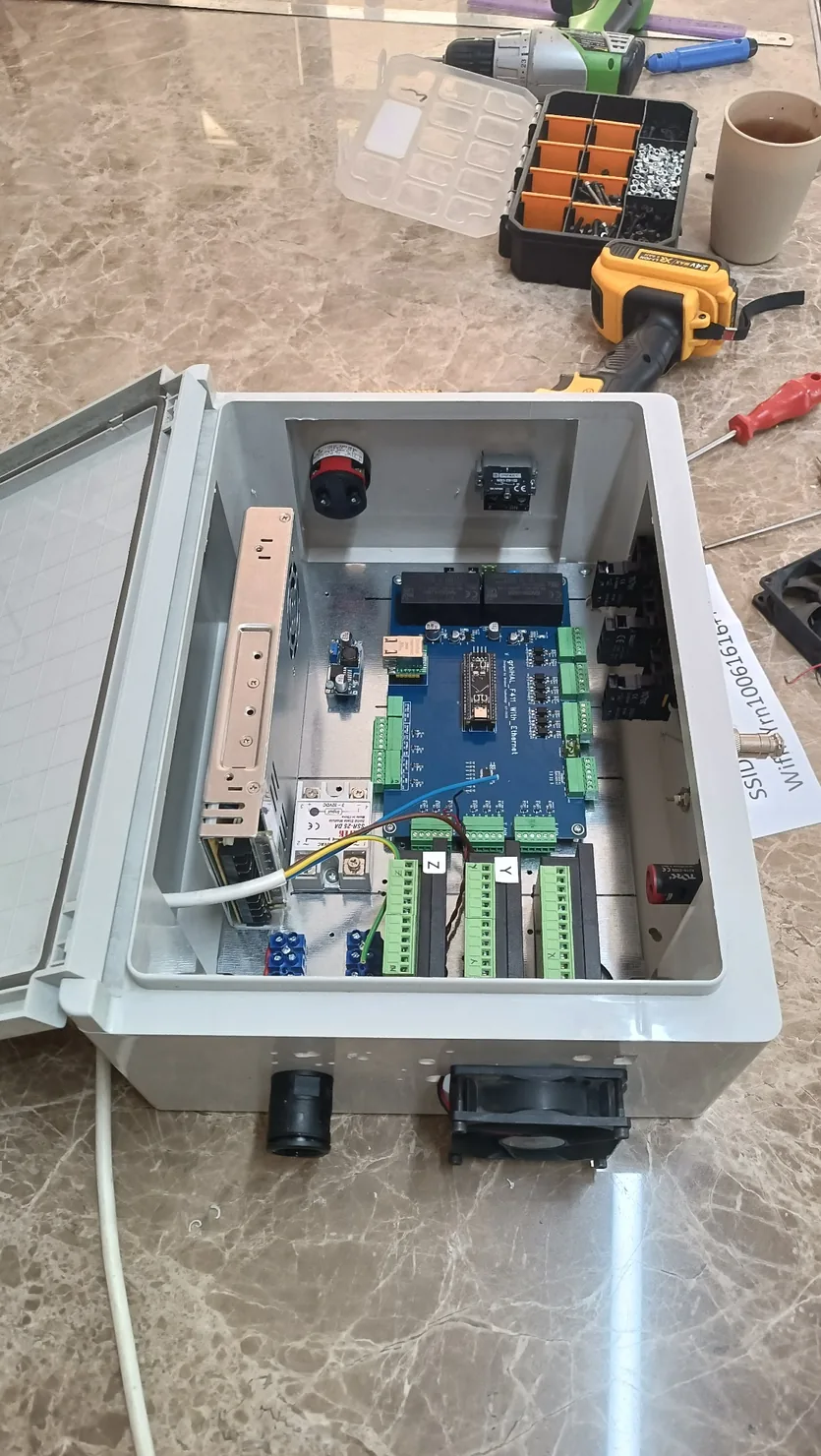 CNC elektrik panosu atölyede montaj ve kablolama sırasında
