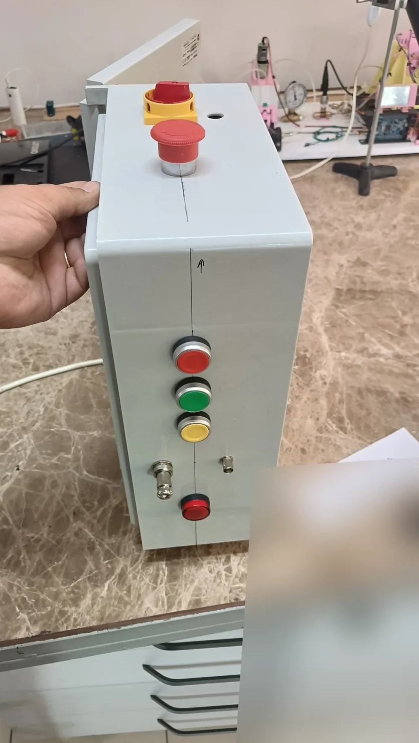 Kontrol panosunun operatör düğmeleri, hassas kablosuz bilgiler çıkarıldı