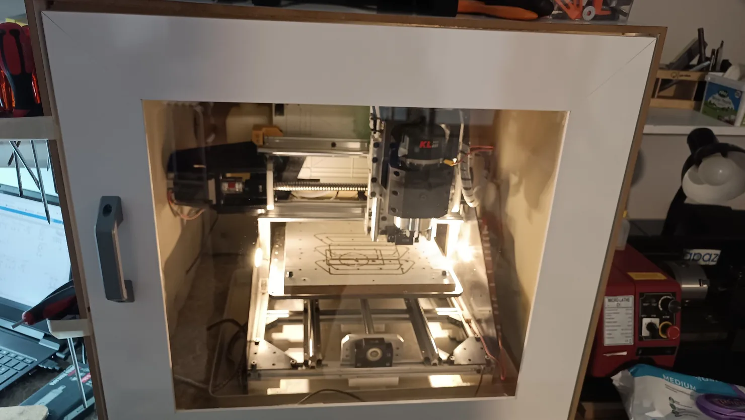 DROBUST atölyesinde kabin içine yerleştirilmiş CNC PCB Engraver