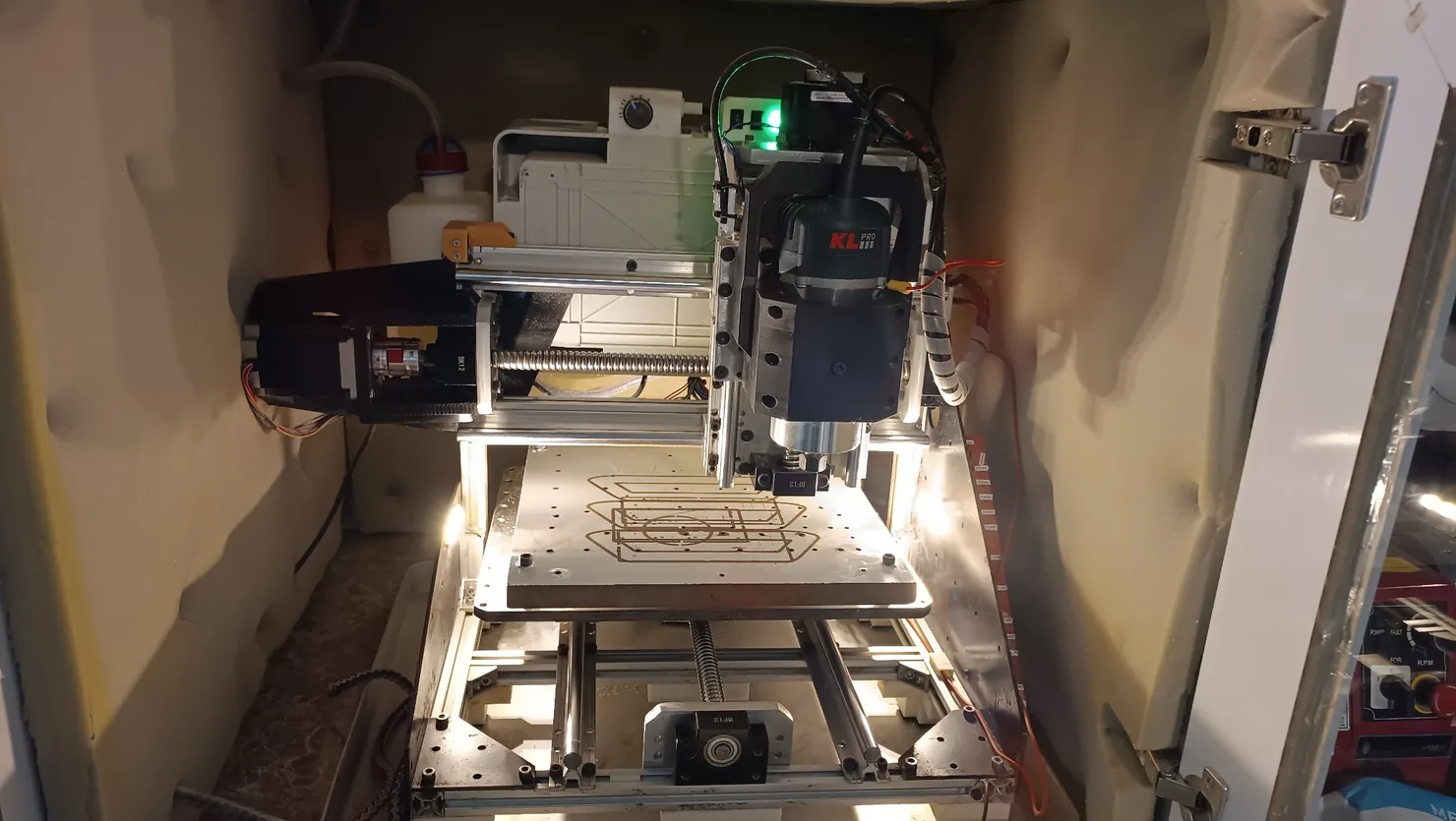 CNC PCB frezeleme düzeneğinin yakın plan görünümü